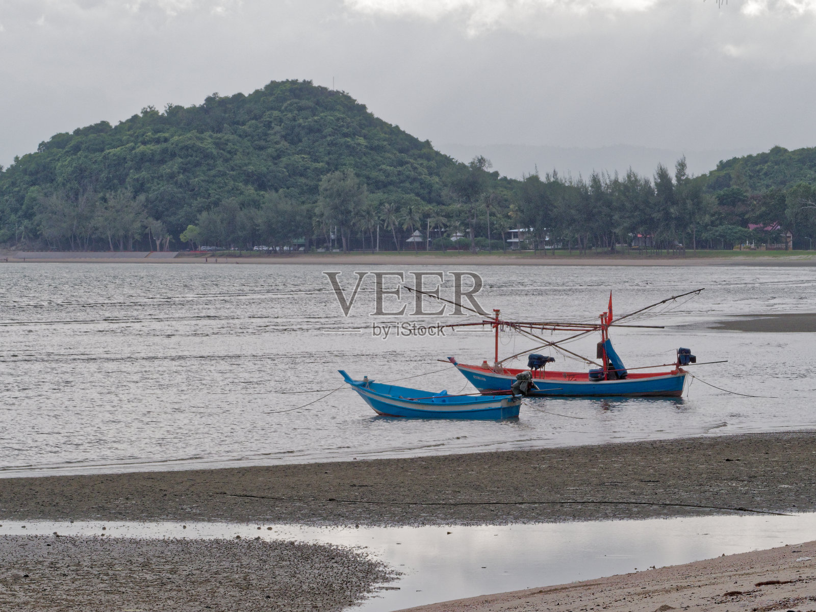 在敖玛瑙Khao Lom Muak，两艘蓝色和橙色的渔船用灯杆捕捉乌贼和墨鱼照片摄影图片