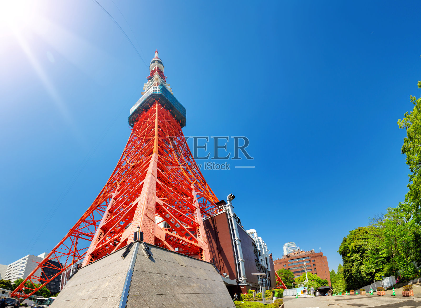 在蓝色的天空背景上观看东京塔在夏天照片摄影图片