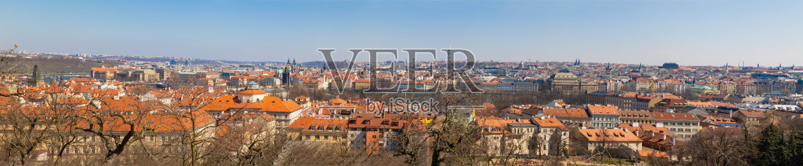 阳光明媚的布拉格老城全景照片摄影图片