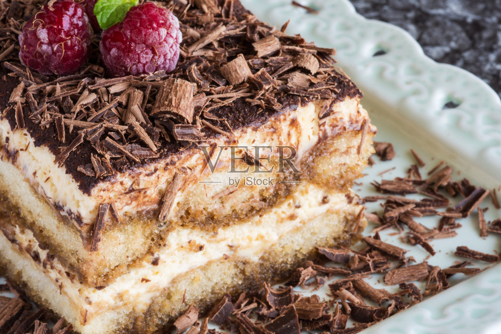 巧克力、覆盆子、薄荷提拉米苏蛋糕。完美的甜点。照片摄影图片