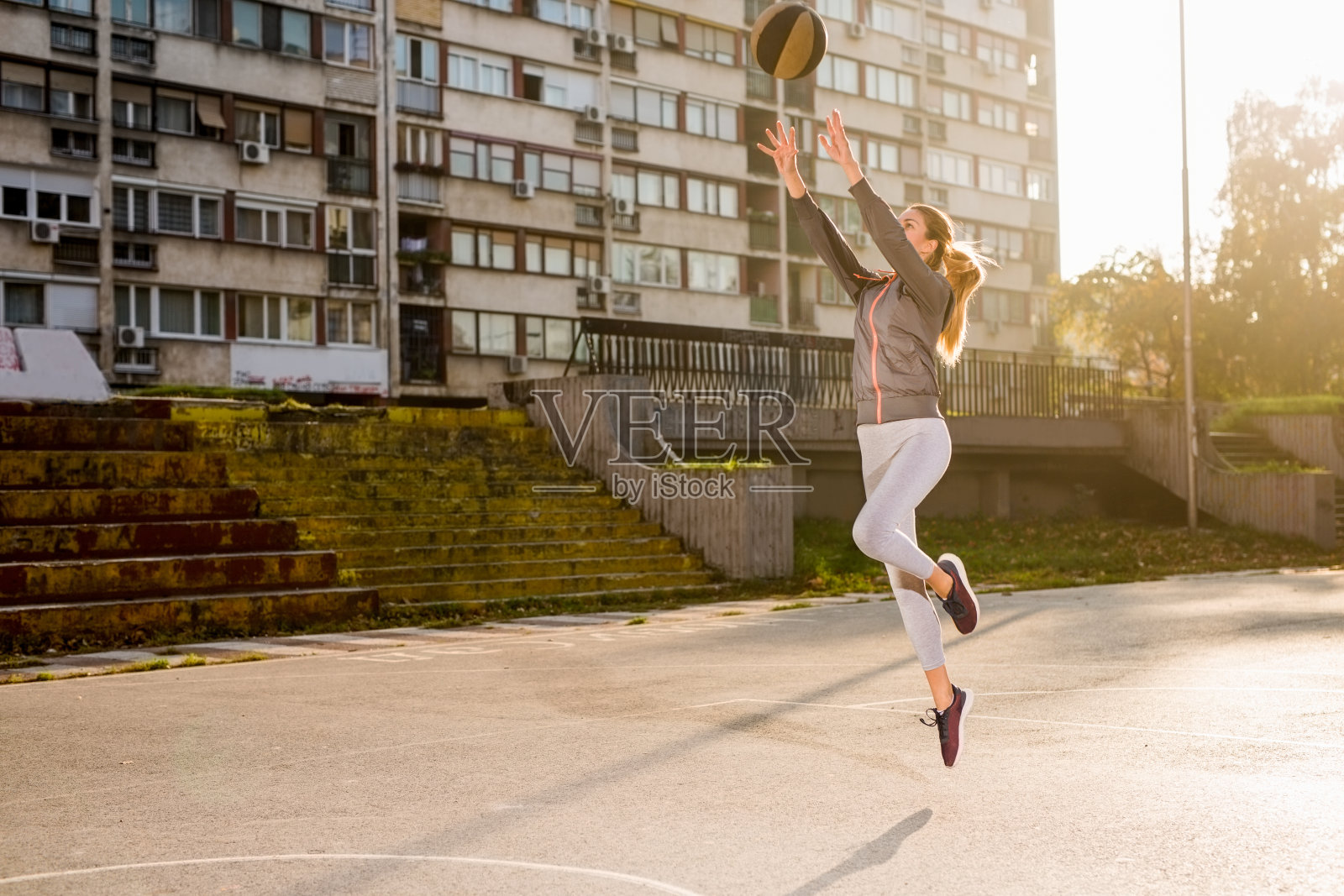 漂亮的年轻女子在户外打篮球照片摄影图片
