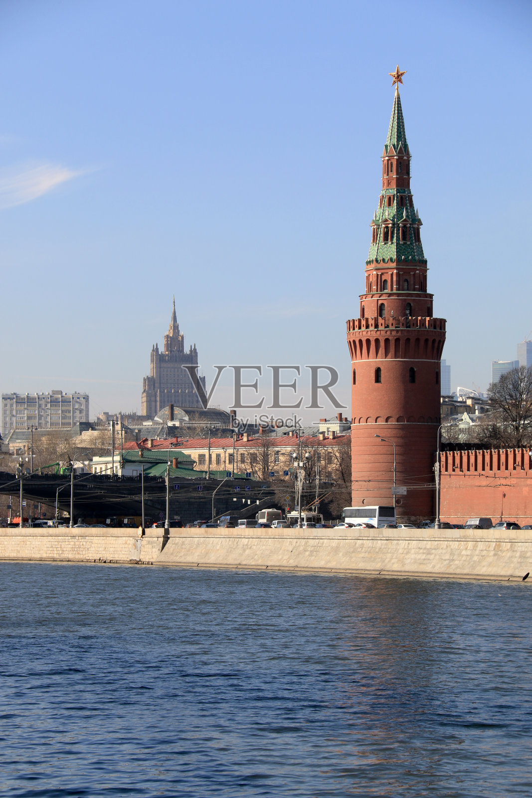 背景中的克里姆林宫墙塔和七姐妹摩天大楼，莫斯科照片摄影图片