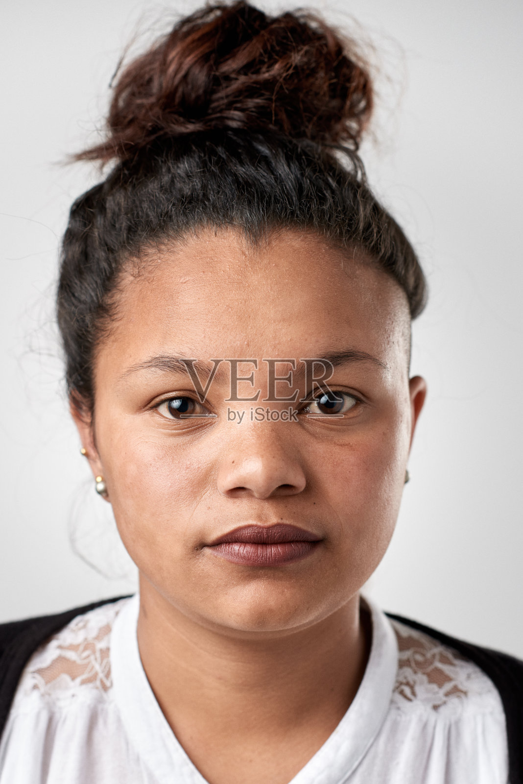 摄影室的混血妇女学生证肖像照片摄影图片