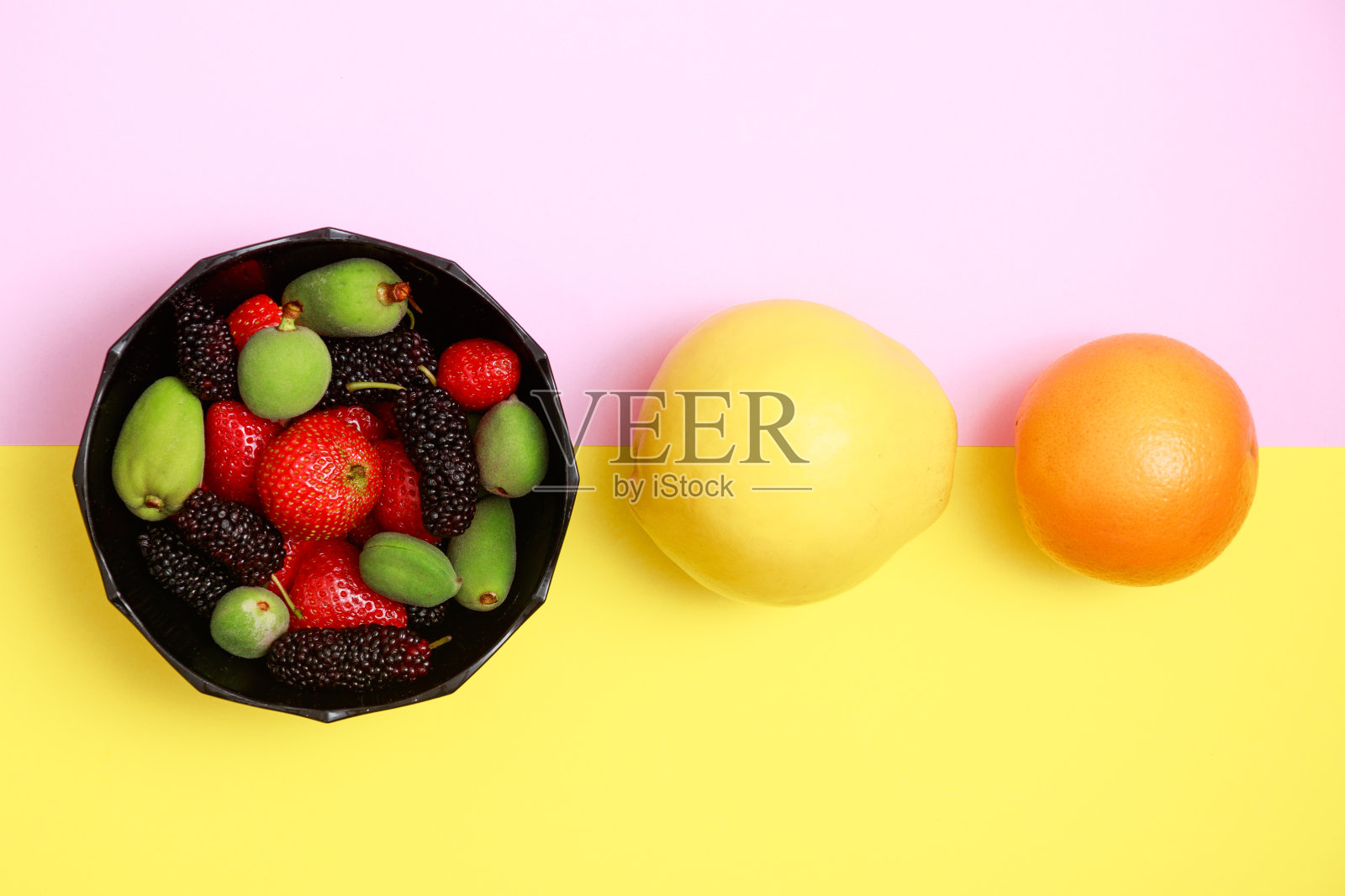美味的夏季水果在一个新鲜的平坦的背景。樱桃，黑莓，草莓，温柏，橘子。顶部平面视图照片摄影图片