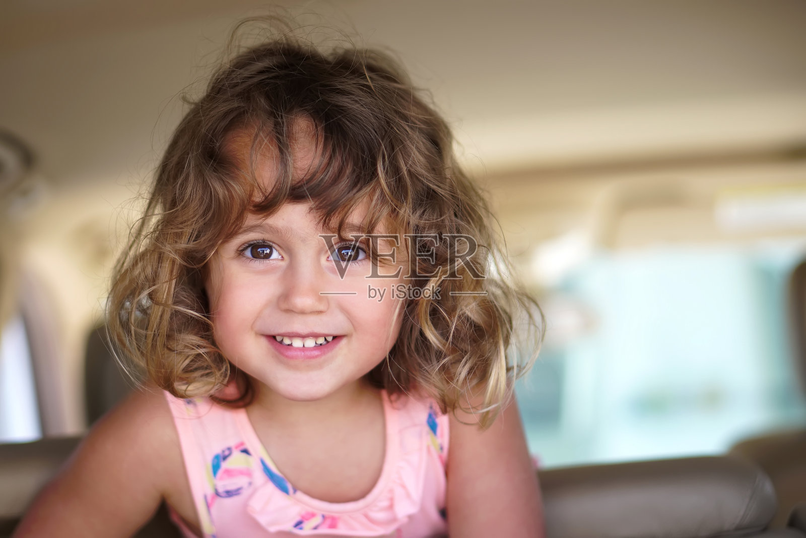 小女孩在车里看起来很高兴照片摄影图片