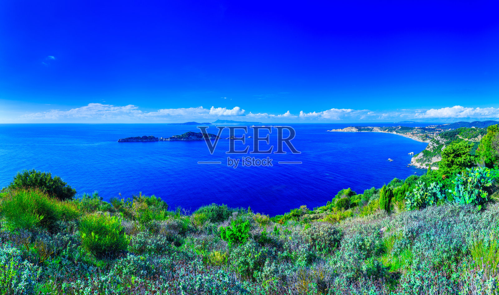 美丽的夏季全景海景。观景悬崖进入清澈碧蓝的海湾和遥远的岛屿。贴水Stefanos斗篷。Afionas。科孚岛。希腊。照片摄影图片