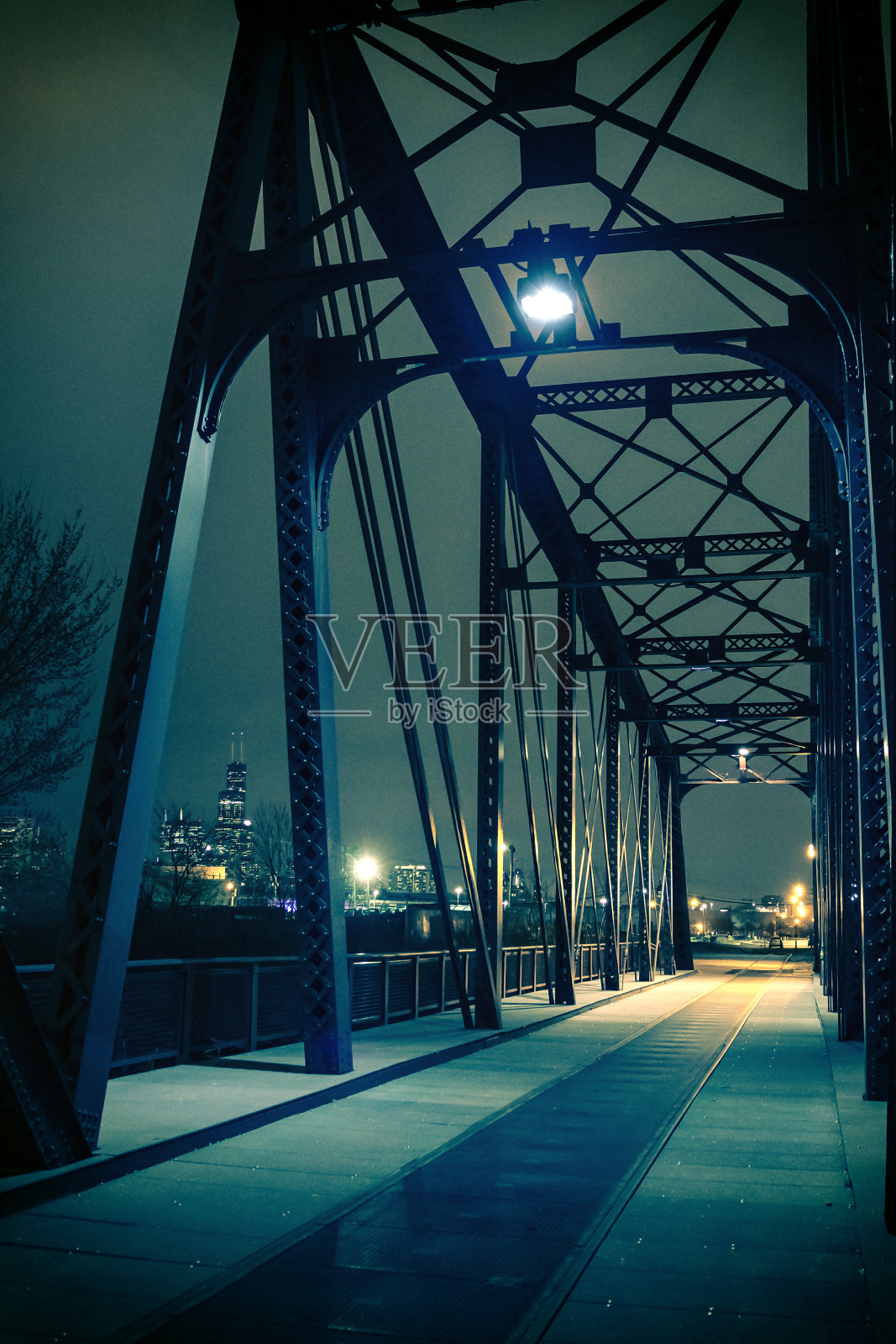 晚上横跨芝加哥河的老式工业铁路桥照片摄影图片