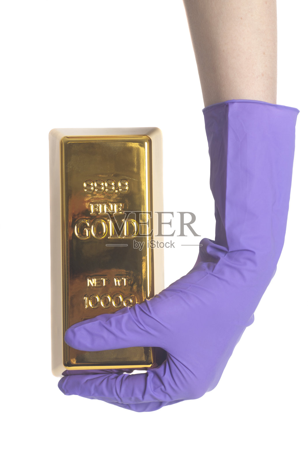 女人戴着紫色手套的手拿着金条照片摄影图片