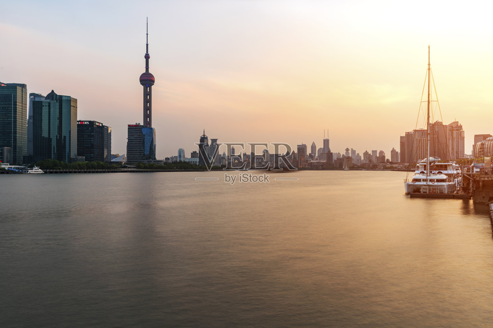 夕阳下的上海天际线照片摄影图片