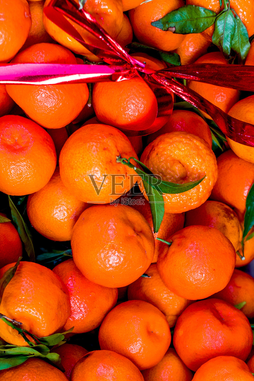 水果喜庆的盒子。用红丝带装在盒子里的新鲜橘子(橘子，小柑橘，柑桔)。收获的概念。顶视图,n照片摄影图片