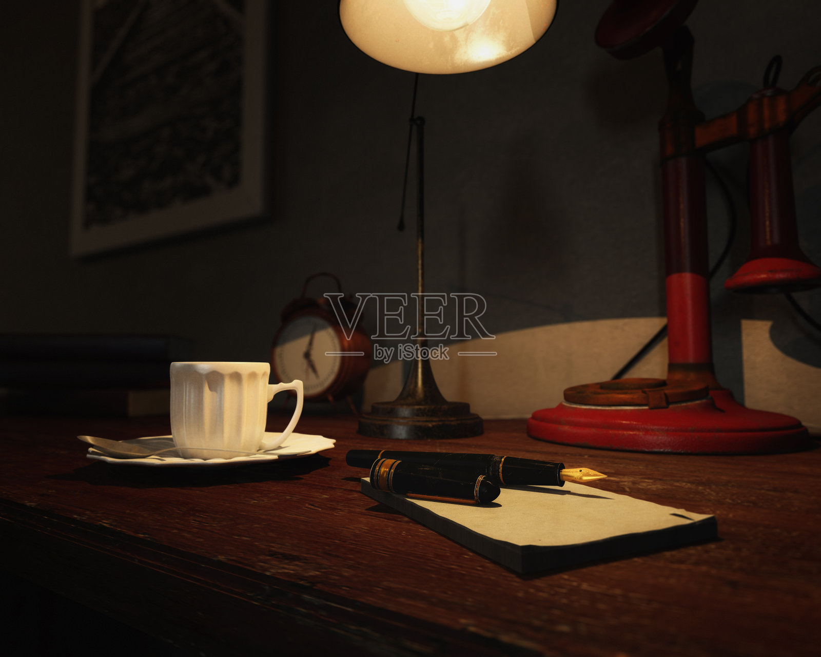旧办公室桌子与自来水笔，记事本，咖啡杯，灯，时钟，红色烛台电话和书籍在电影的颜色分级。三维演示照片摄影图片