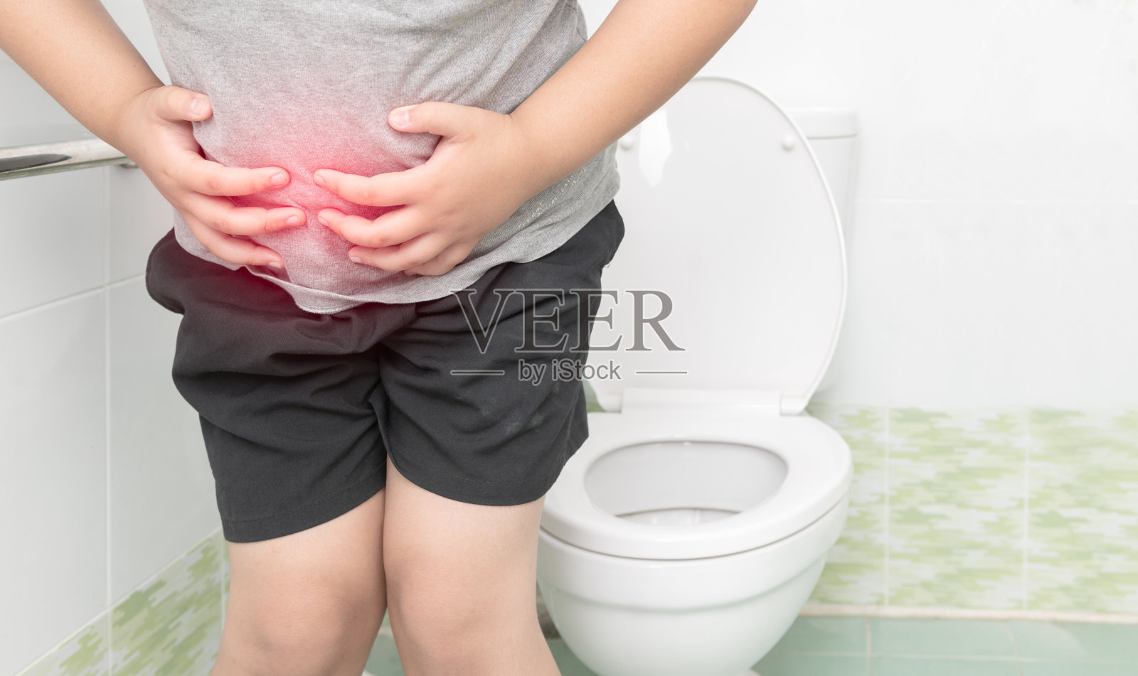 胖男孩吃胃，坐厕所，拉肚子照片摄影图片