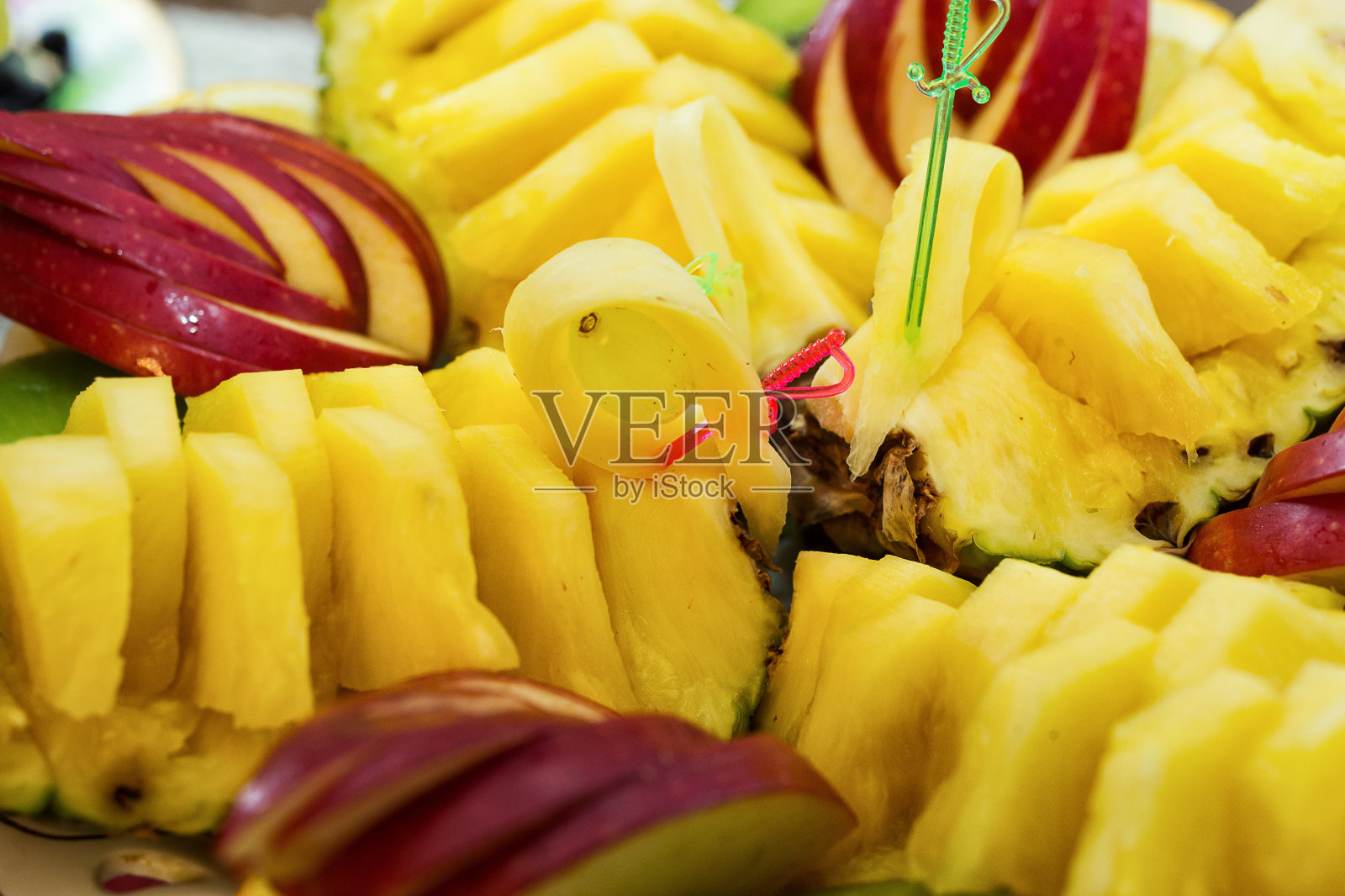 水果放在盘子里，如苹果和菠萝照片摄影图片