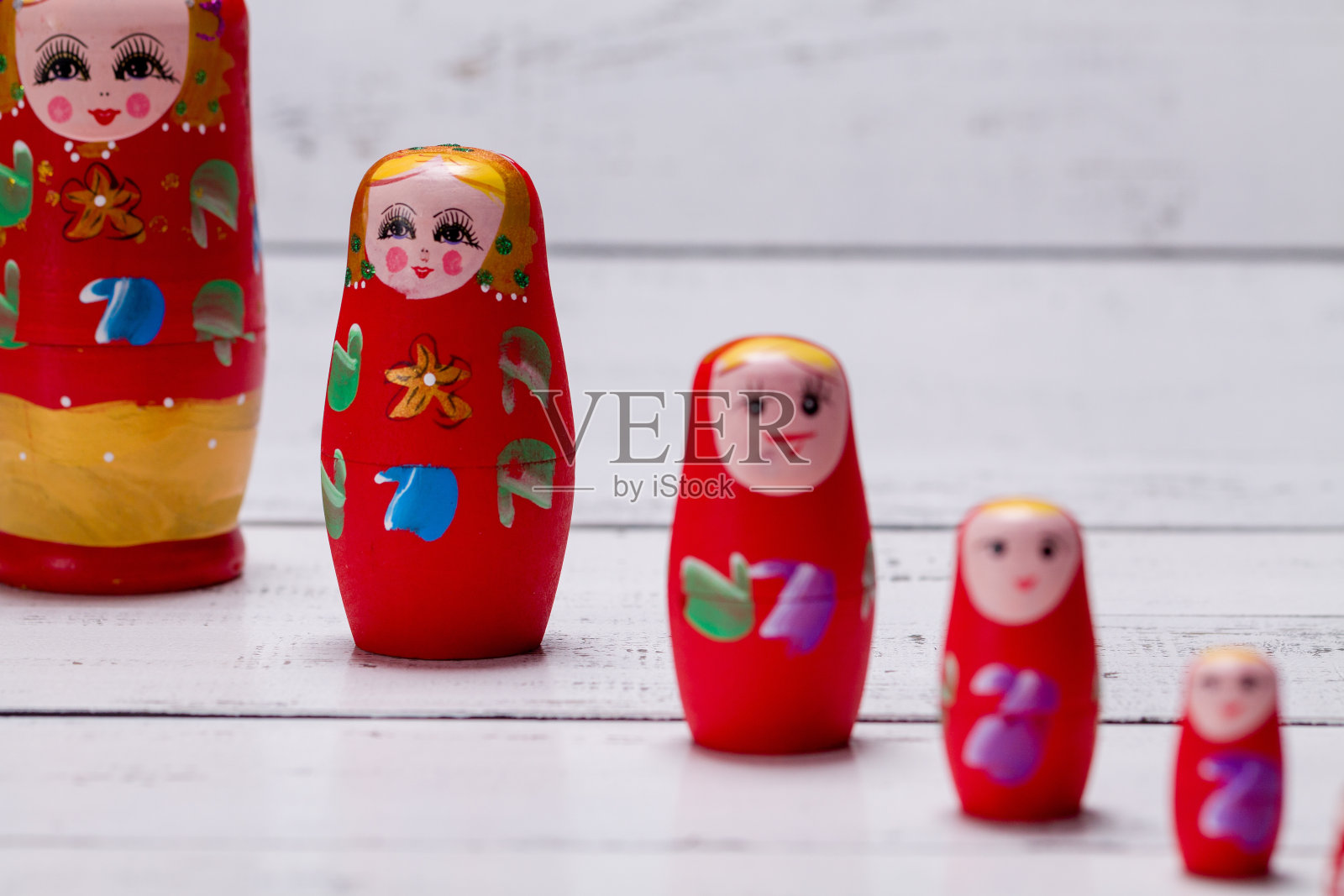 传统的俄罗斯木制玩偶叫做俄罗斯套娃。照片摄影图片