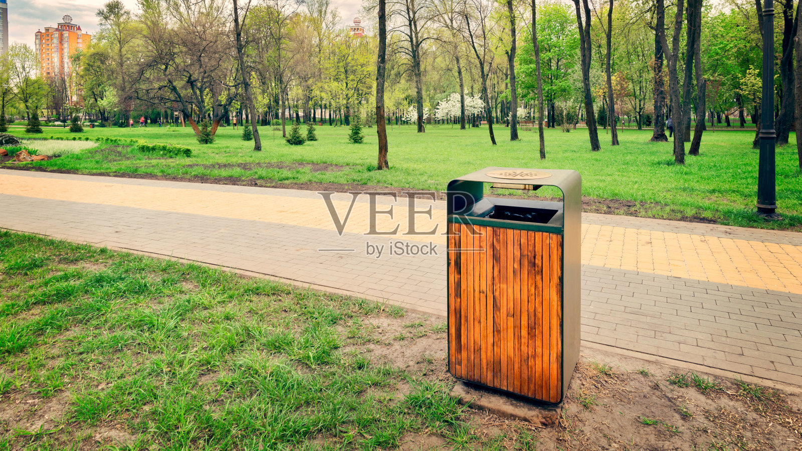 公园内的木制和金属垃圾桶照片摄影图片