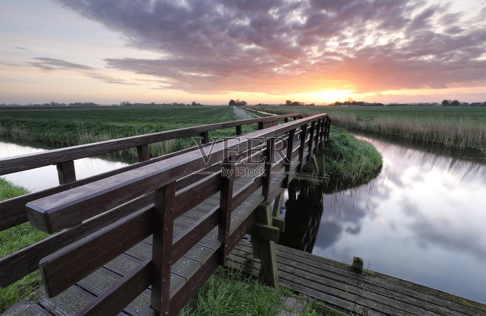 日出时，自行车通过河流的木桥，荷兰照片摄影图片