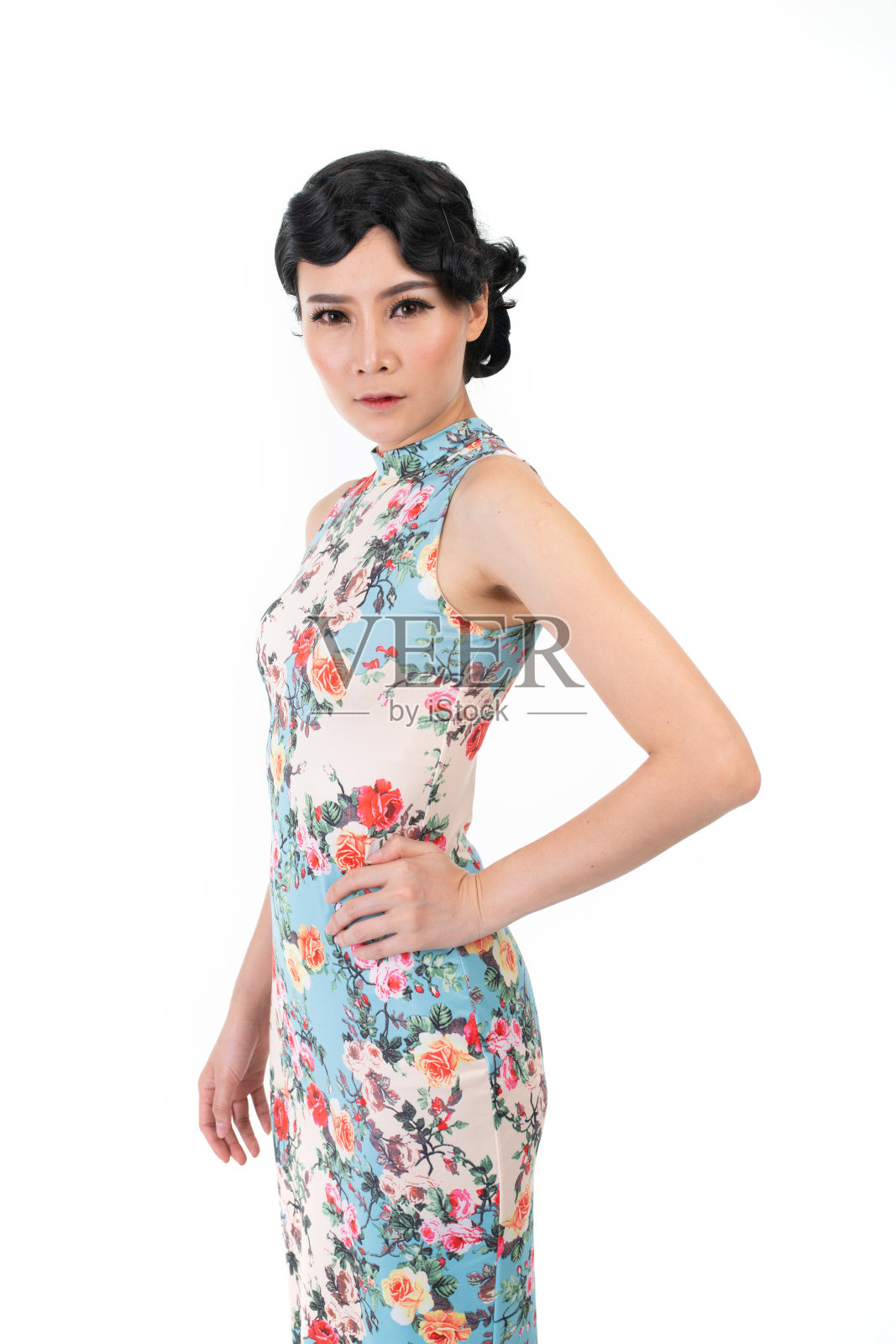 穿着带有现代图案的传统旗袍的亚洲华人照片摄影图片
