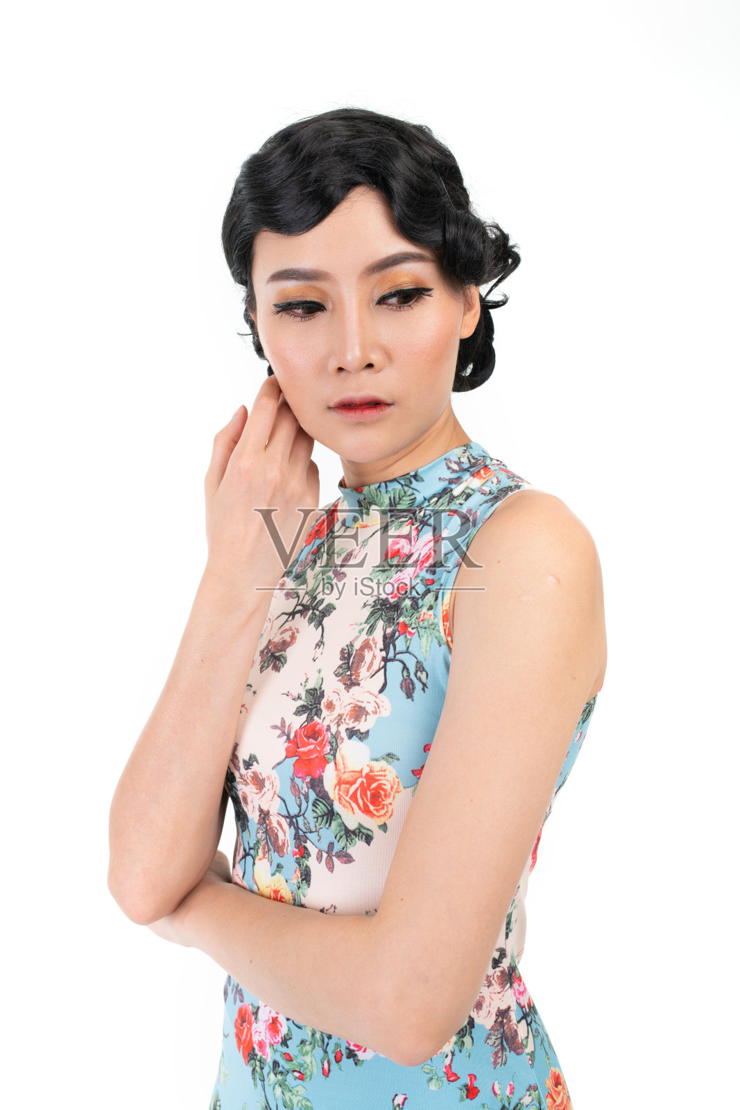 穿着带有现代图案的传统旗袍的亚洲华人照片摄影图片