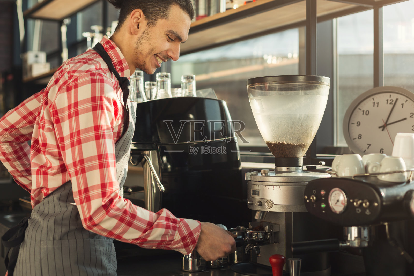 调酒师用专业的咖啡机酿造浓缩咖啡照片摄影图片