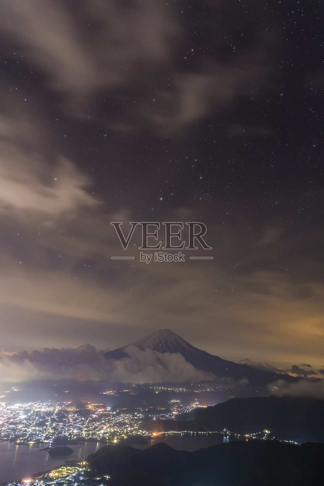 富士山阴天夜景照片摄影图片