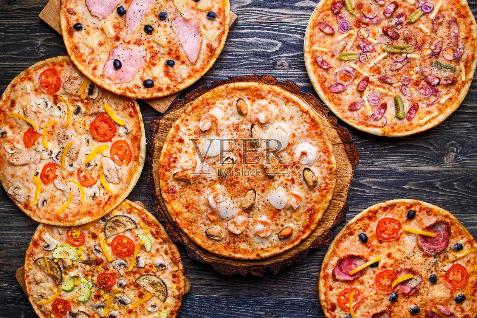 木桌上有六套不同的披萨供菜单使用。意大利佛照片摄影图片