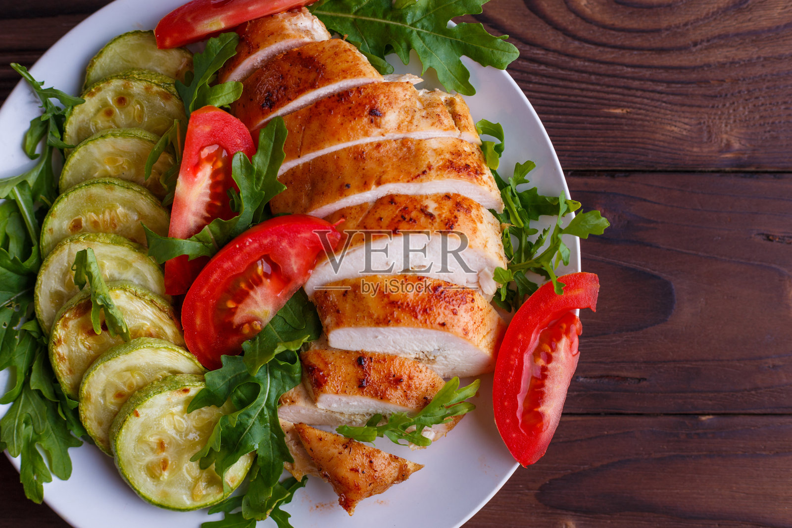 健康饮食理念。西葫芦烤鸡胸肉照片摄影图片
