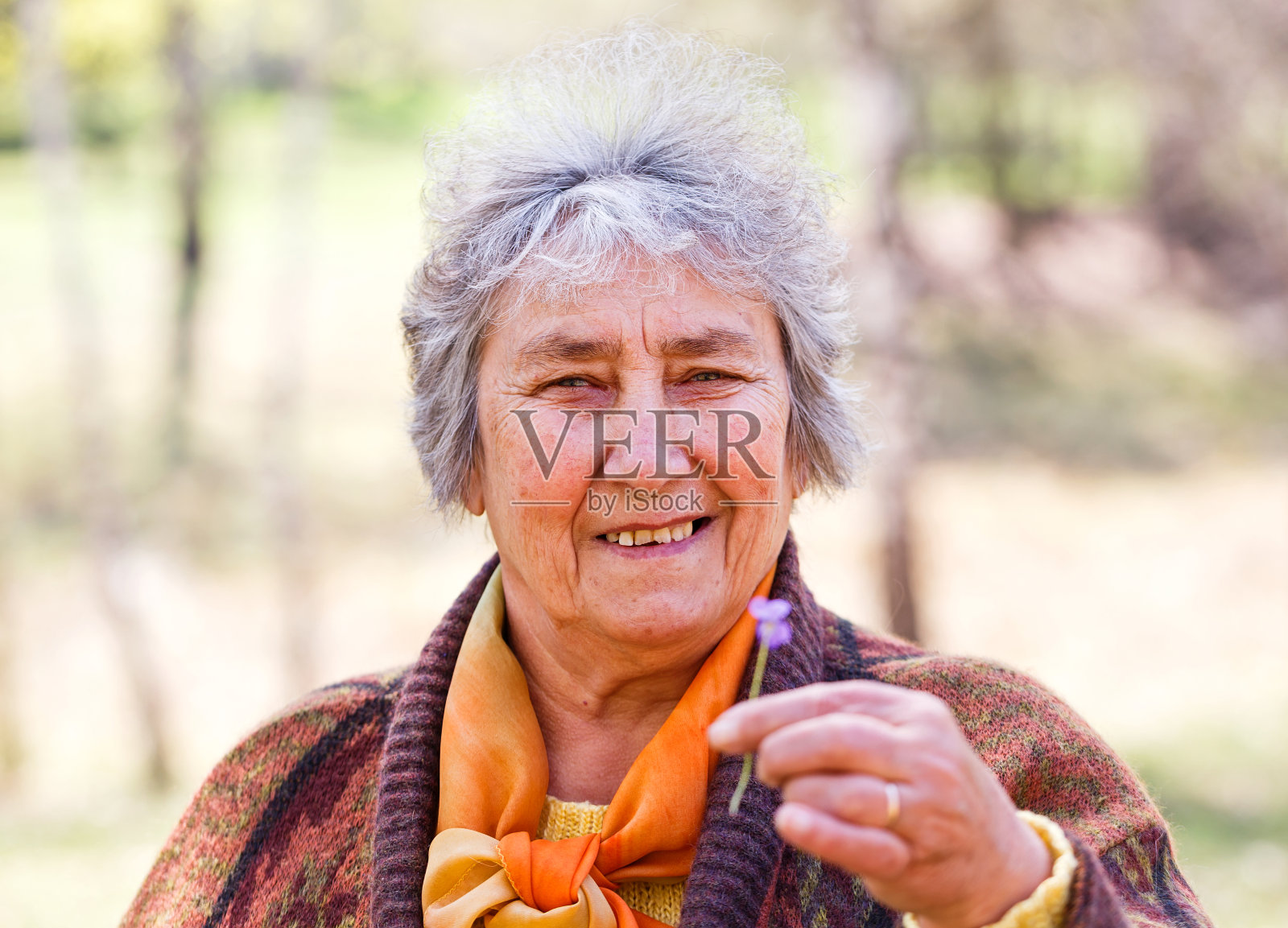 微笑的老妇人的肖像照片摄影图片