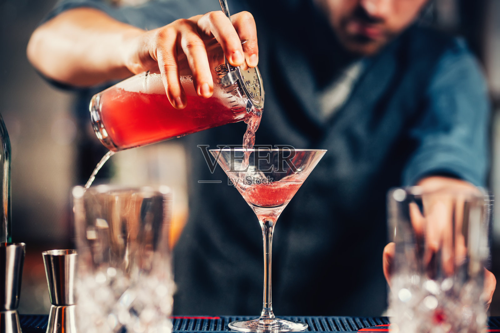 近距离细节的酒保伏特加世界性鸡尾酒在马提尼杯照片摄影图片