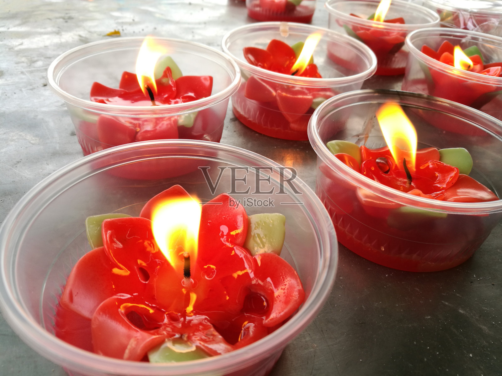 在中国的新年节日里，在神龛上燃烧红色的花烛，以制造功绩。拜年，给佛烧香。照片摄影图片