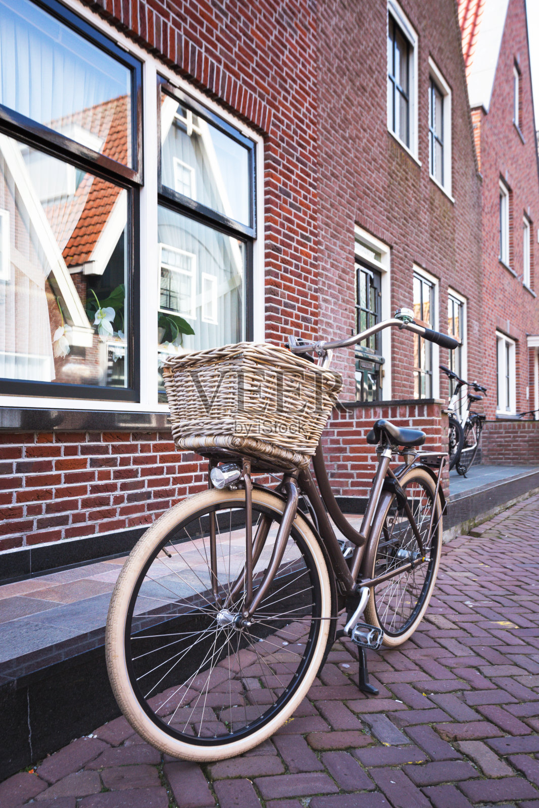 有篮子的复古自行车站在阿姆斯特丹的街道上照片摄影图片