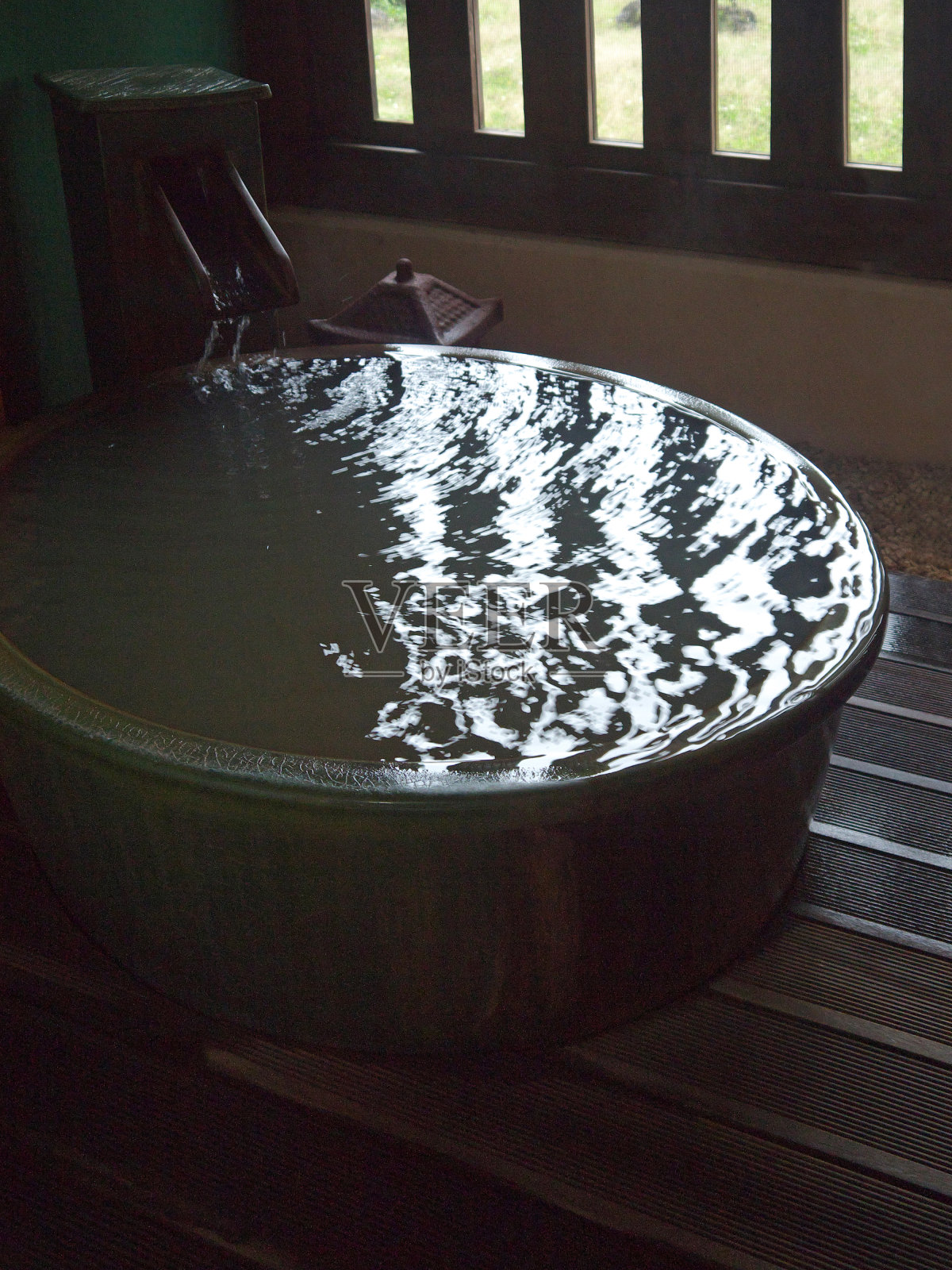 日本温泉私人浴缸照片摄影图片