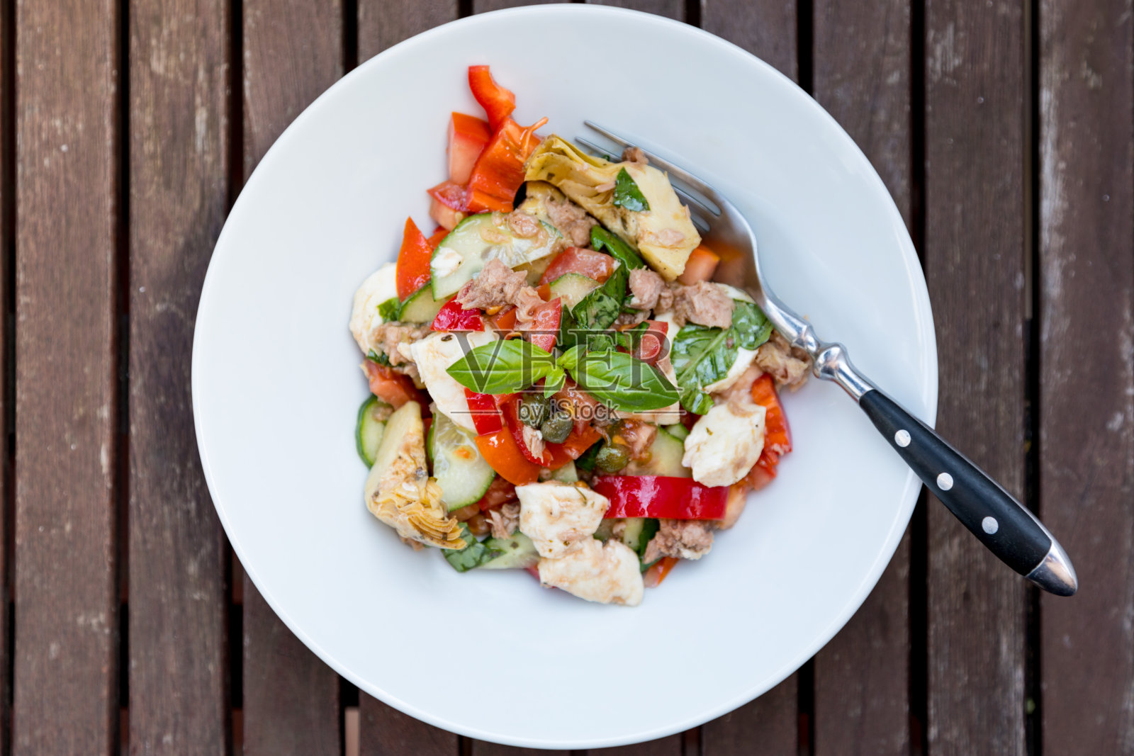 新鲜地中海沙拉夏日健康饮食照片摄影图片