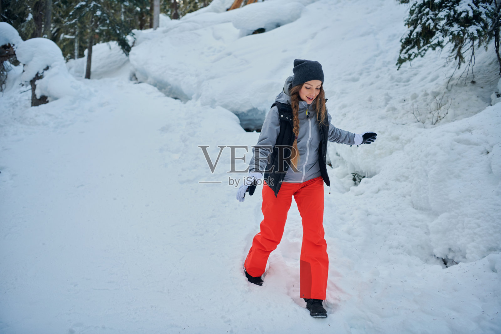 在冬天徒步穿越冬日仙境的女人照片摄影图片
