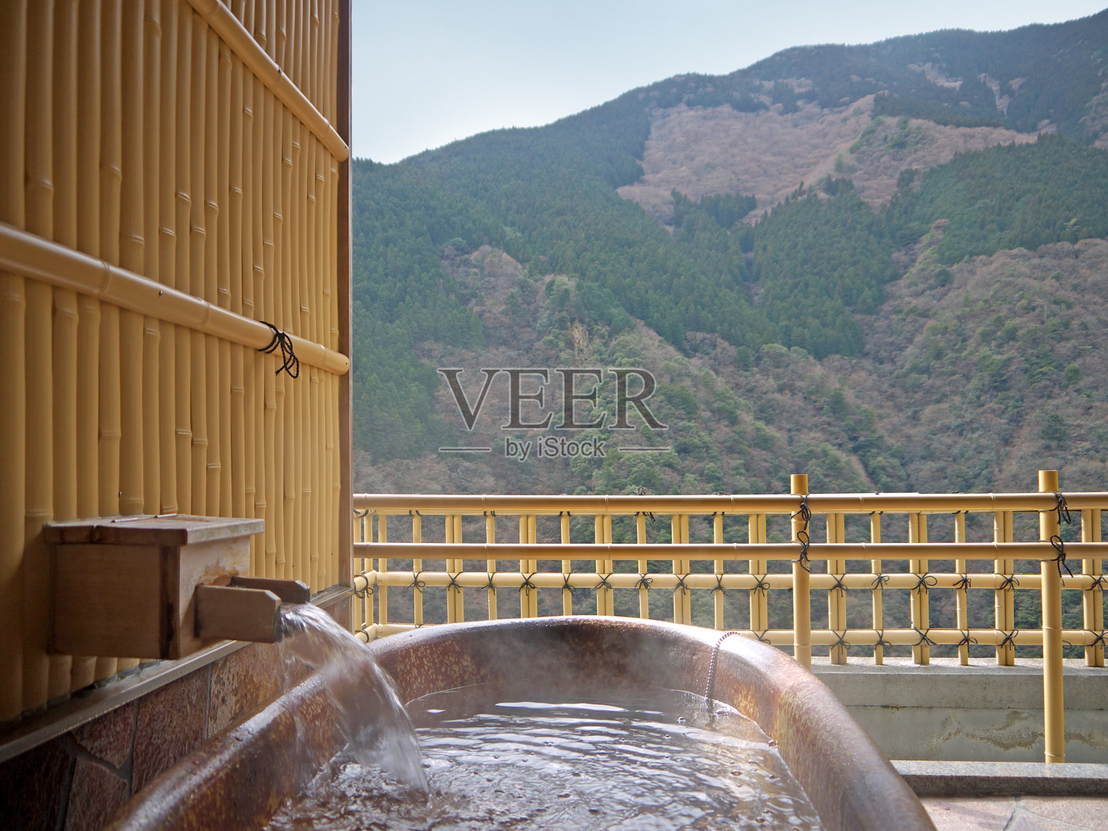 日本温泉私人露天热水浴缸与山景照片摄影图片