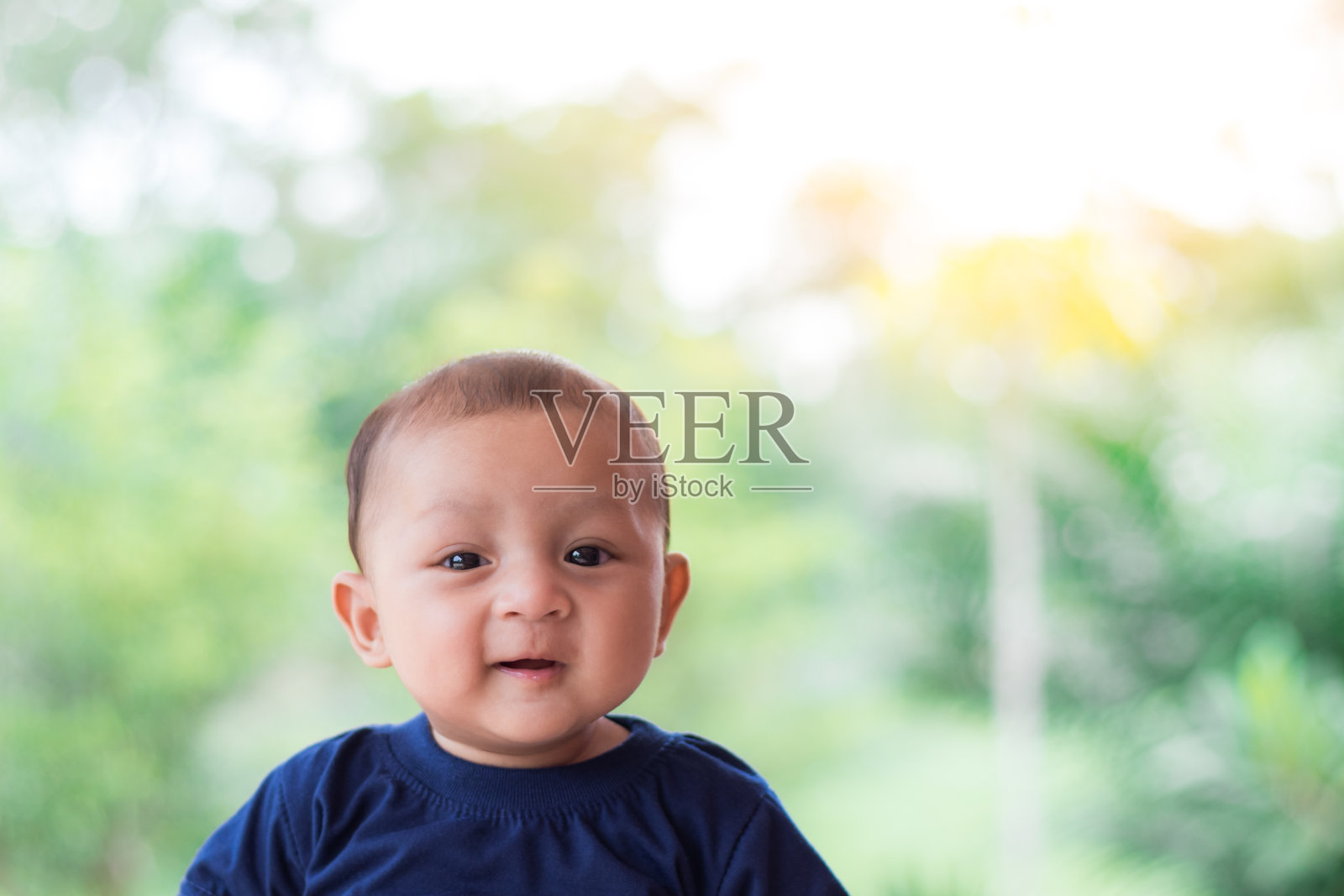 婴儿微笑，可爱的亚洲宝宝照片摄影图片