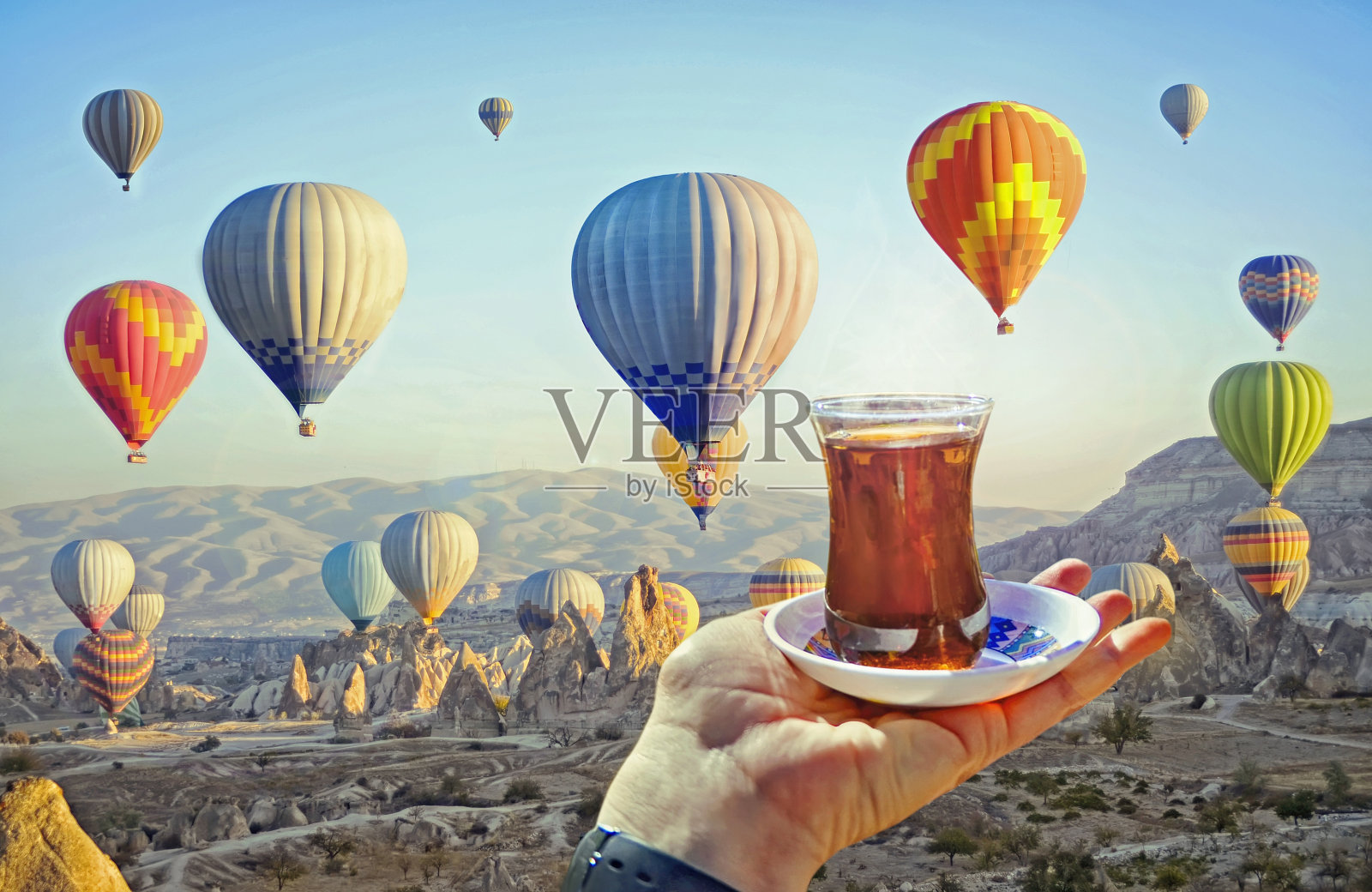 早上一杯茶，看着五彩缤纷的热气球飞翔照片摄影图片