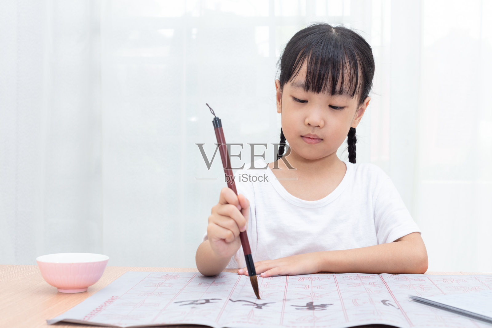 中国女孩练习中国书法照片摄影图片