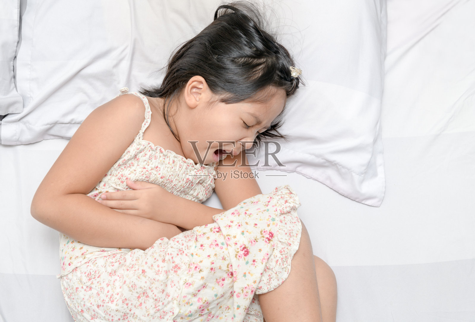 患有胃痛的亚洲儿童照片摄影图片