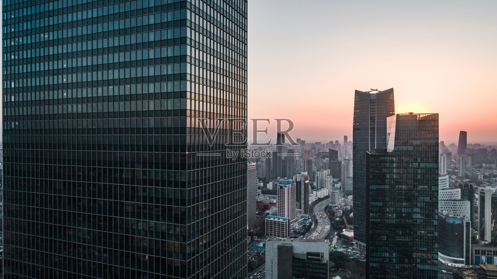 黄昏时分，中国上海南京路商务区的鸟瞰图照片摄影图片
