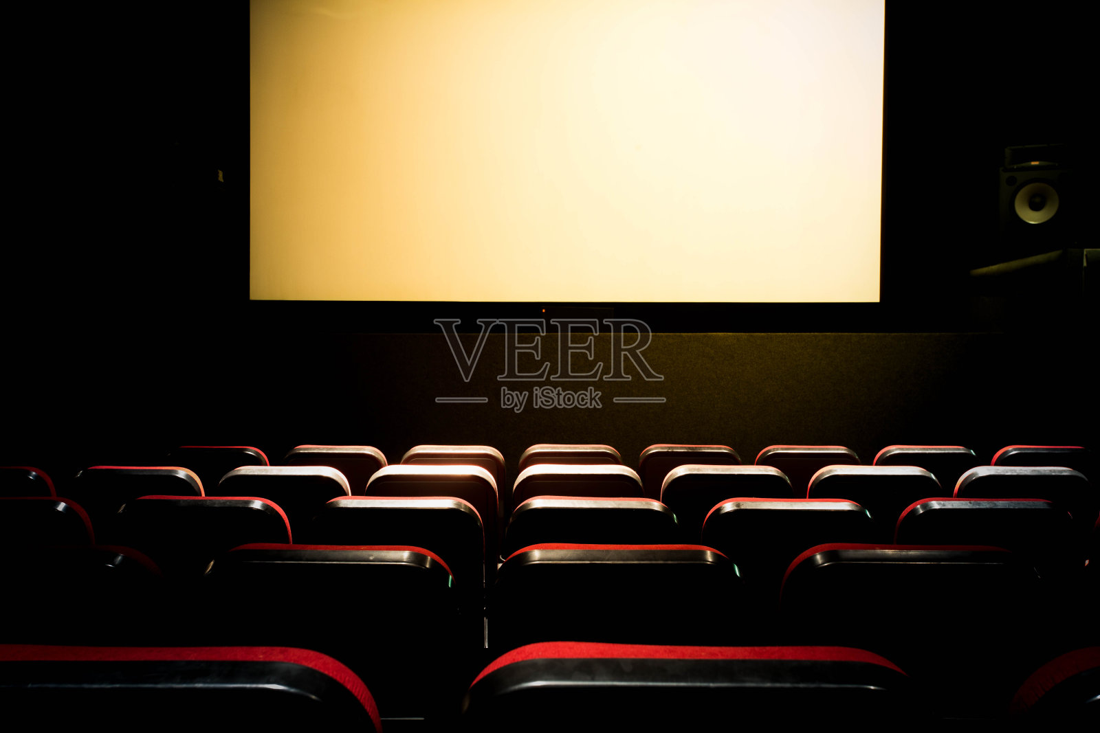 电影院大厅，白色空屏幕，红色座位首映式照片摄影图片