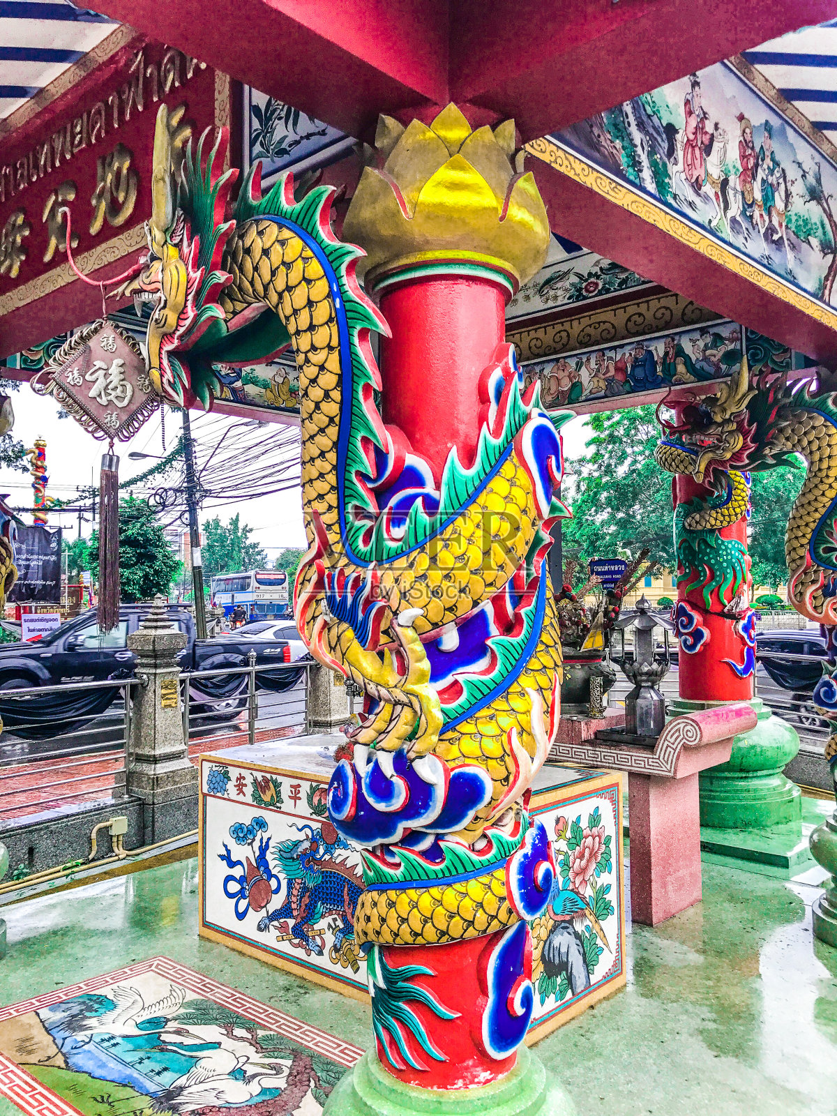 泰国CHANTHABURI, 2018年8月6日。在泰国Chanthaburi的大他信神社，有一个中国宫廷，龙的雕像是人类和崇拜的人。照片摄影图片