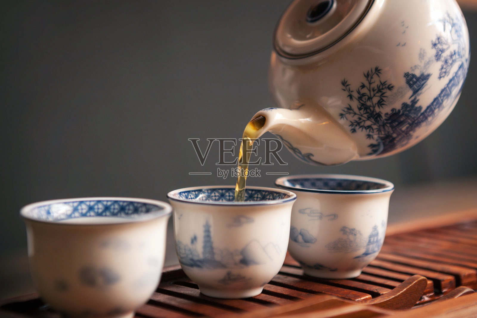 用中国传统的茶具泡茶。照片摄影图片