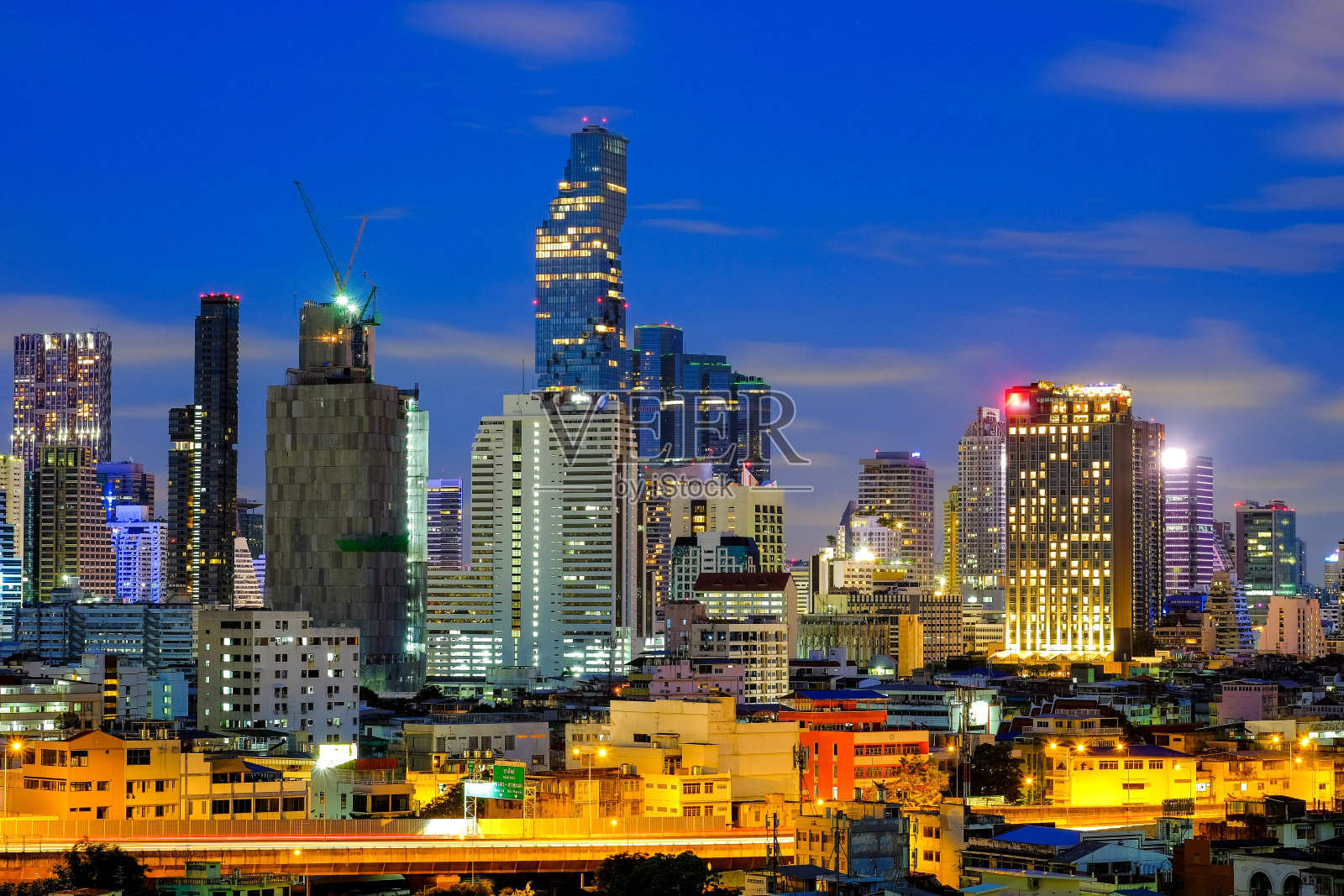 傍晚时分，鸟瞰曼谷市中心的新现代建筑照片摄影图片