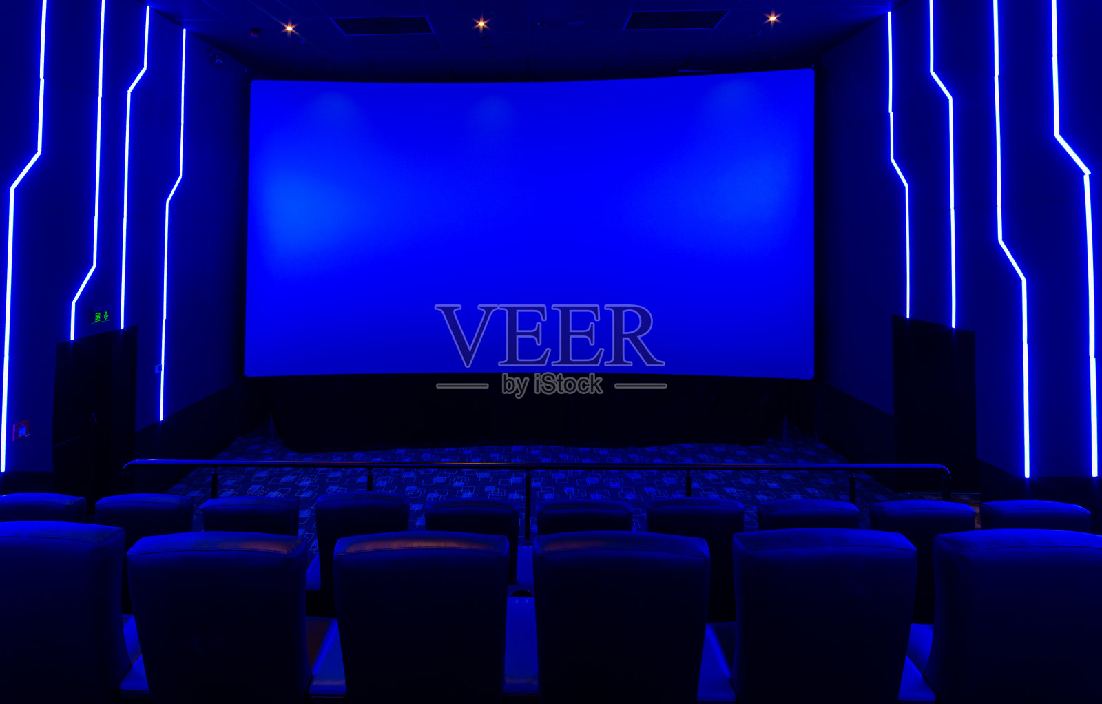 空荡荡的电影院大厅，里面是蓝色的灯光照片摄影图片