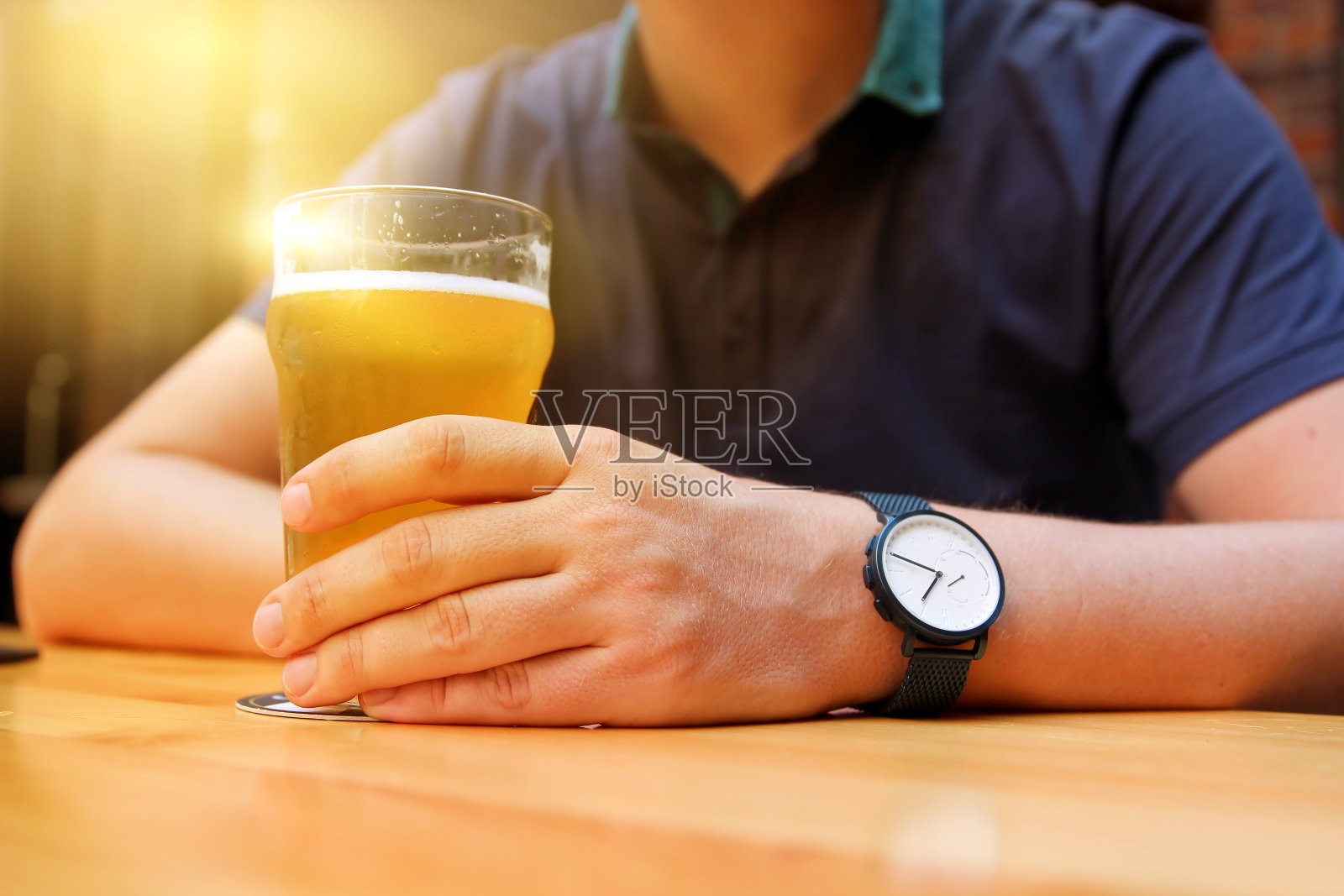 在酒吧里喝啤酒的男人照片摄影图片