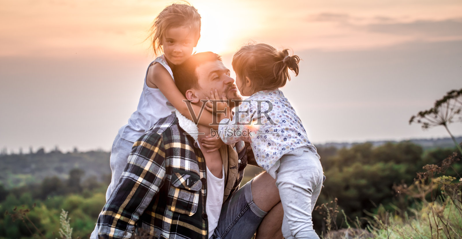 爸爸和两个可爱的小女儿玩照片摄影图片