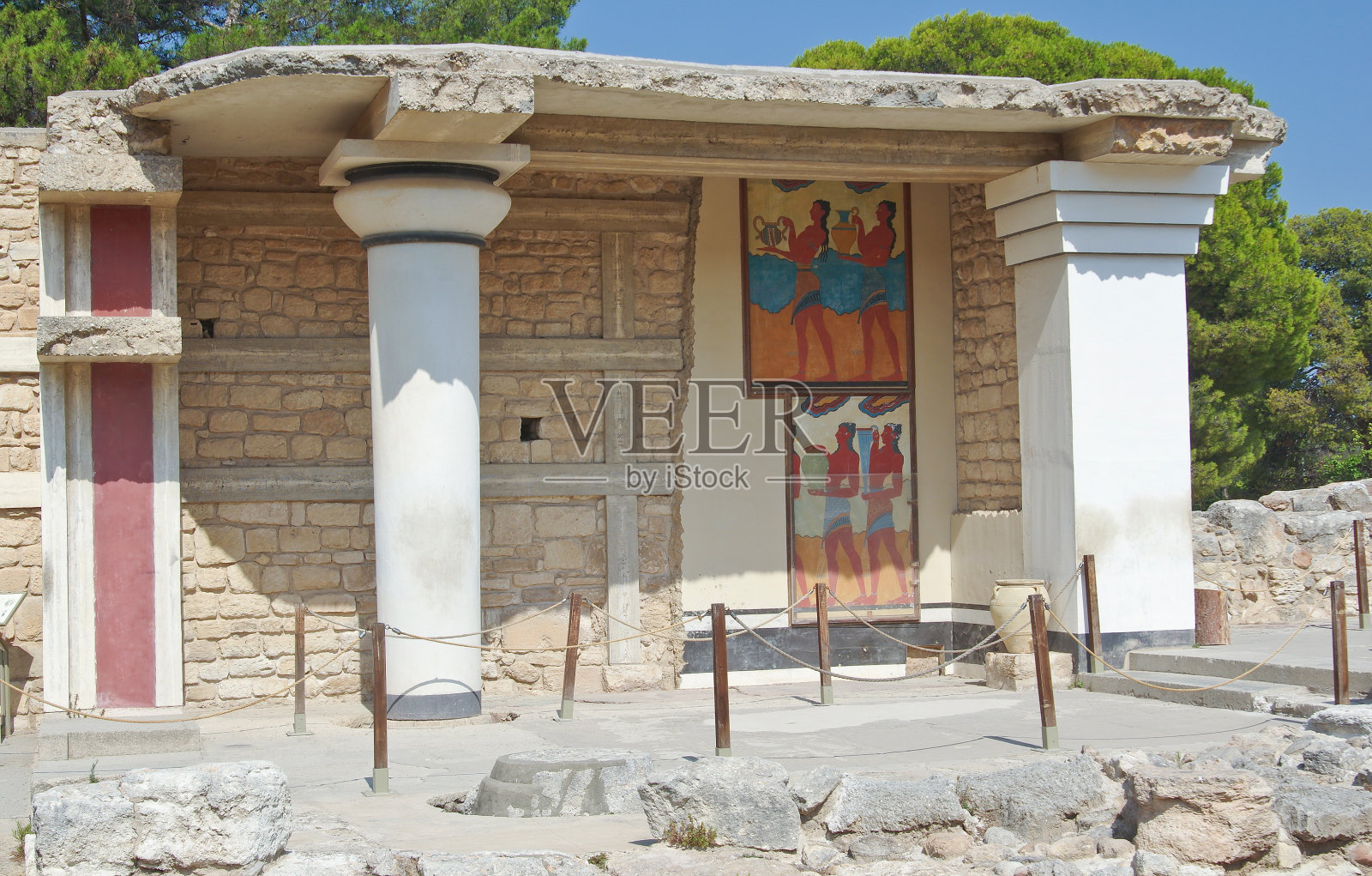 部分修复了克里特岛克诺索斯宫殿的建筑之一;希腊照片摄影图片