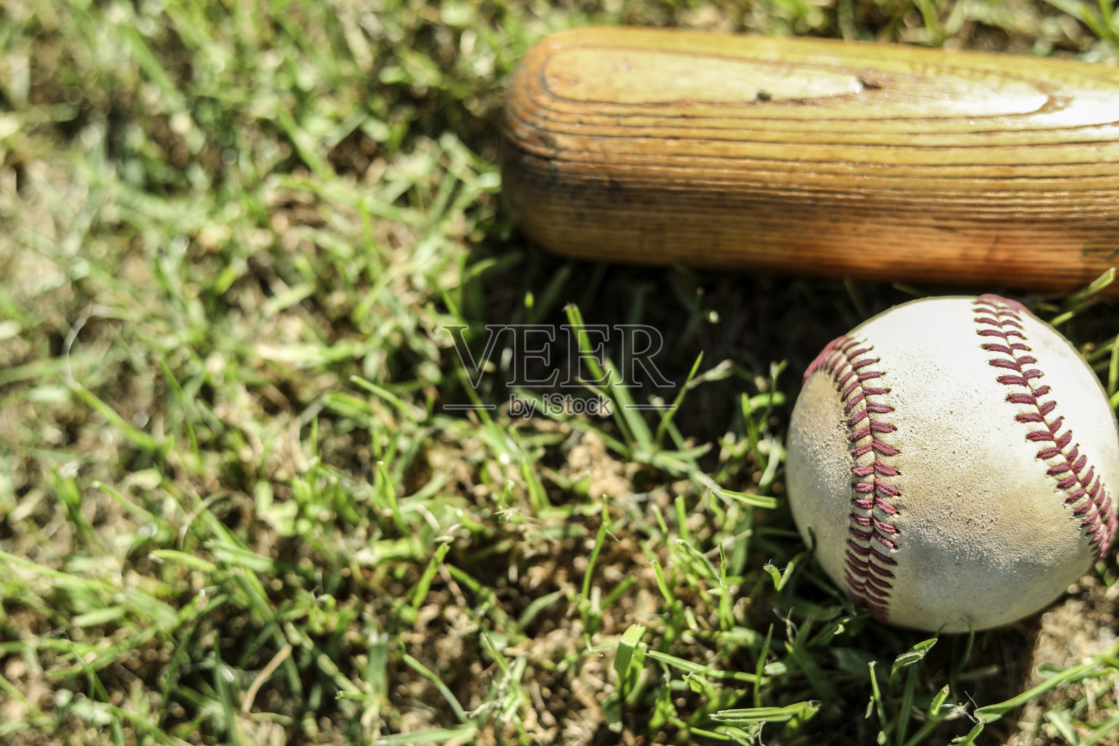 棒球季后赛来了。风化球，球棒在场上。照片摄影图片