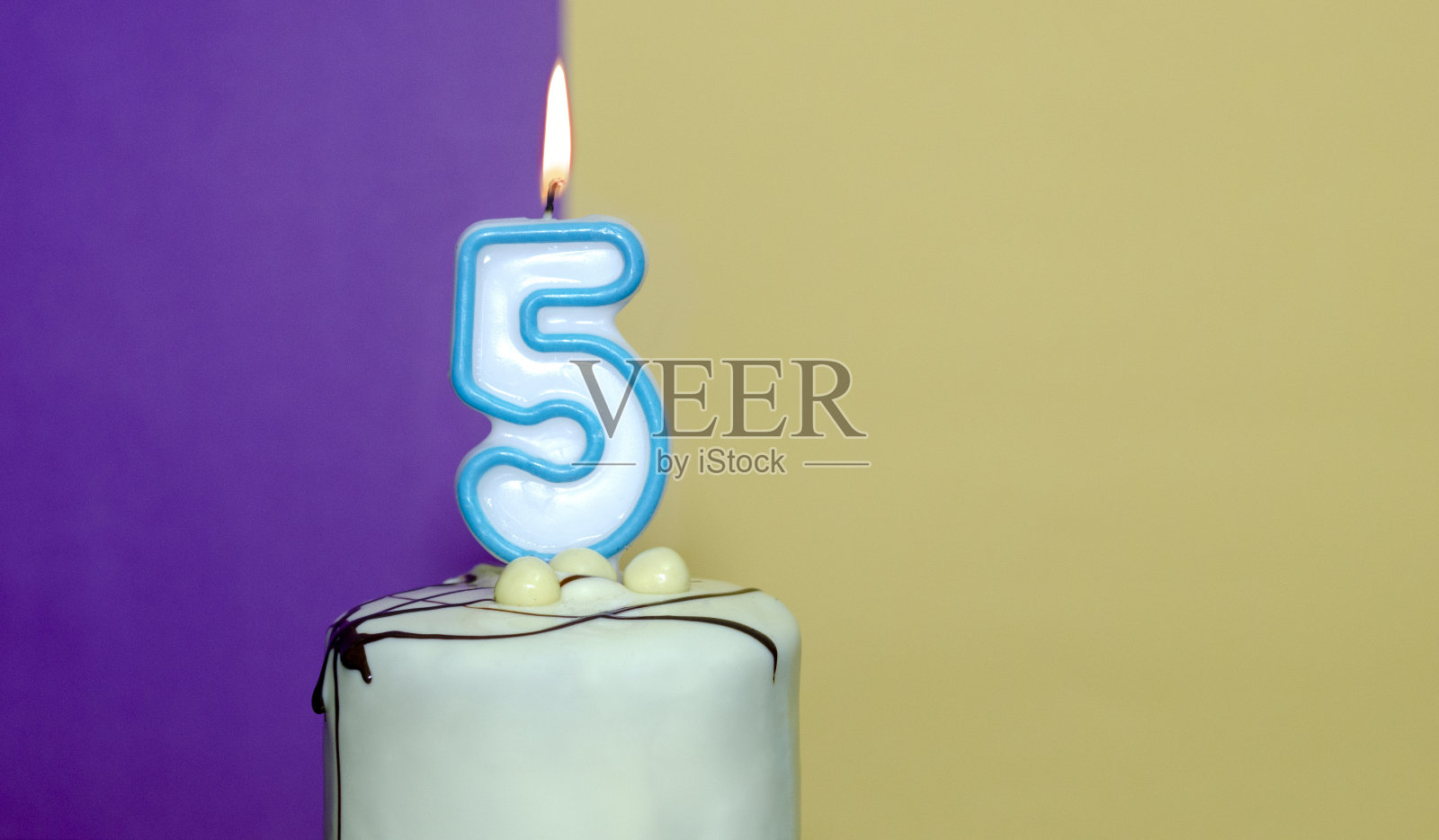 5号蜡烛生日蛋糕照片摄影图片