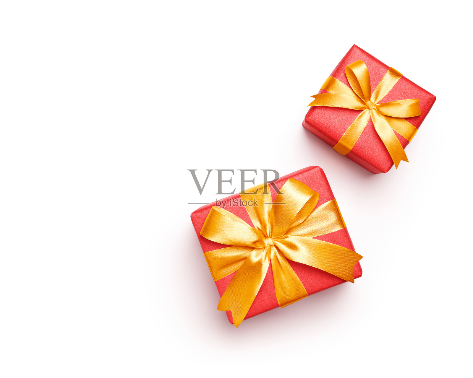 红色礼品盒与金色蝴蝶结的白色背景照片摄影图片